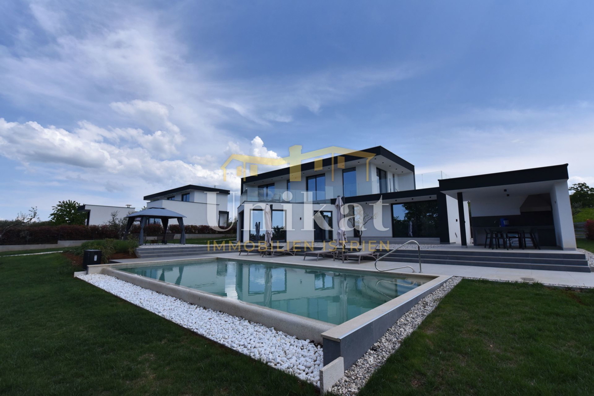 Villa moderna circondata dal verde con vista sul mare